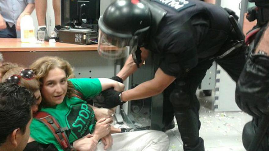 Desalojada una oficina del Popular ocupada por activistas de la PAH