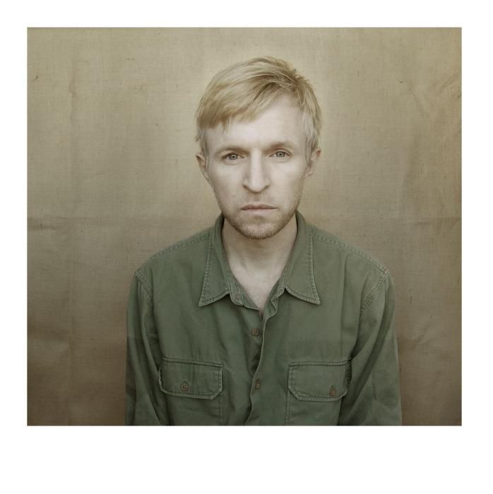 Jay Jay Johanson - Diumenge 11 de novembre. 19h - Preu: 18 euros | Jay Jay Johanson, nascut com a Jäje Johanson l’any 1969 a Trollhättan, Suècia, fa més de 20 anys que es dedica a la seva carrera artística i acumula una àmplia discografia. Aquest crooner del segle XXI va començar la seva carrera discogràfica el 1996, fascinat pel so de Bristol, el trip-hop i per Portishead.