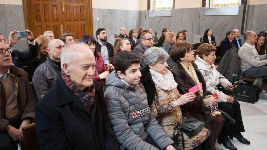 Familiares de los distinguidos y público asistente.