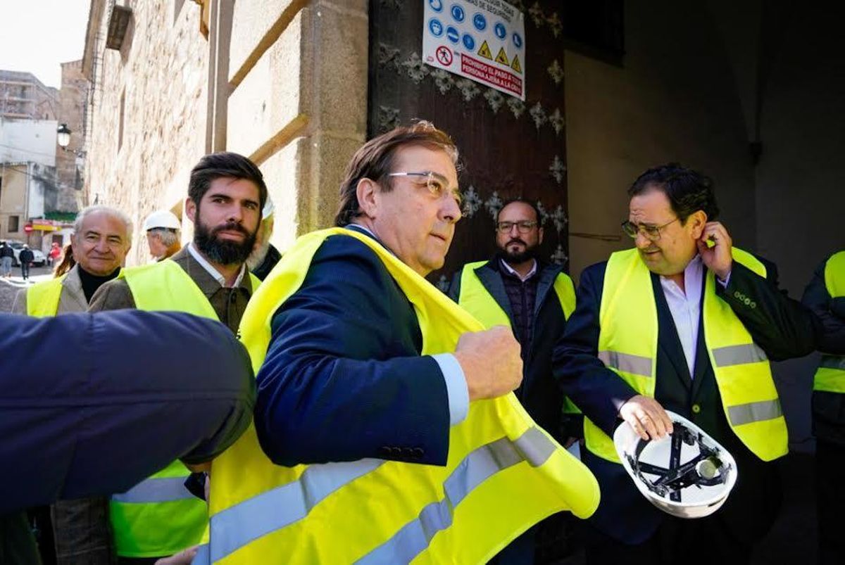 Vara accediendo al Palacio de Godoy durante su visita de hoy en Cáceres.