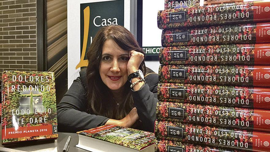 La escritora Dolores Redondo, entre ejemplares de su última novela.