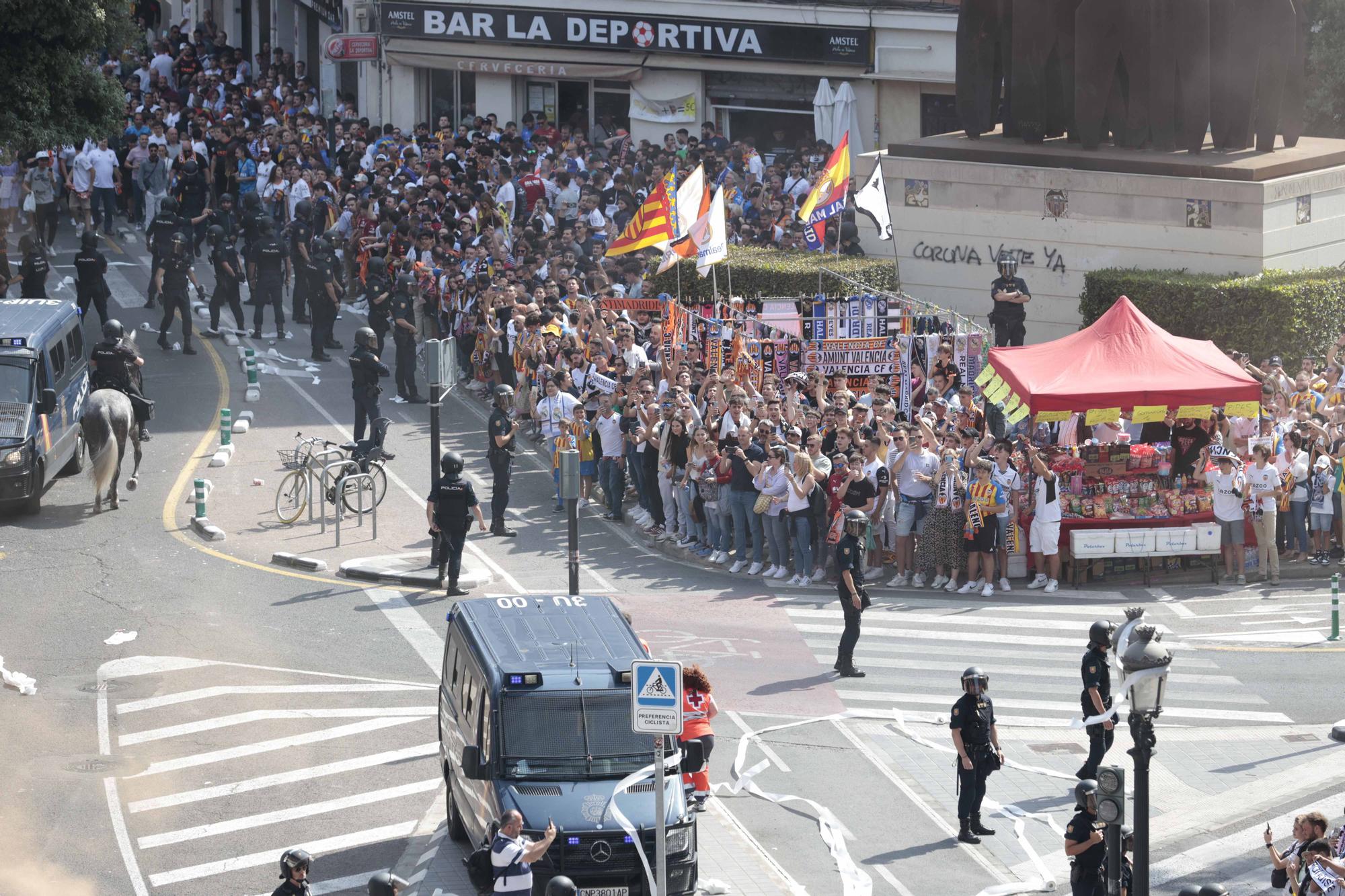 Ambientazo en la llegada de los equipos