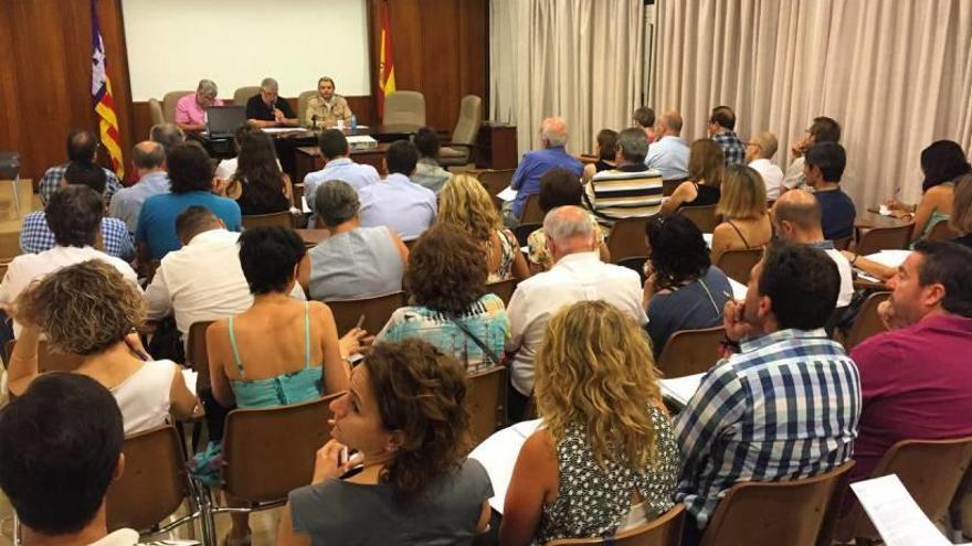 Reunión entre el Consell y los mandatarios municipales para la presentación del plan especial, ayer.