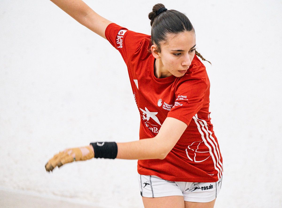 Isabel és col·loca per a colpejar de raspall