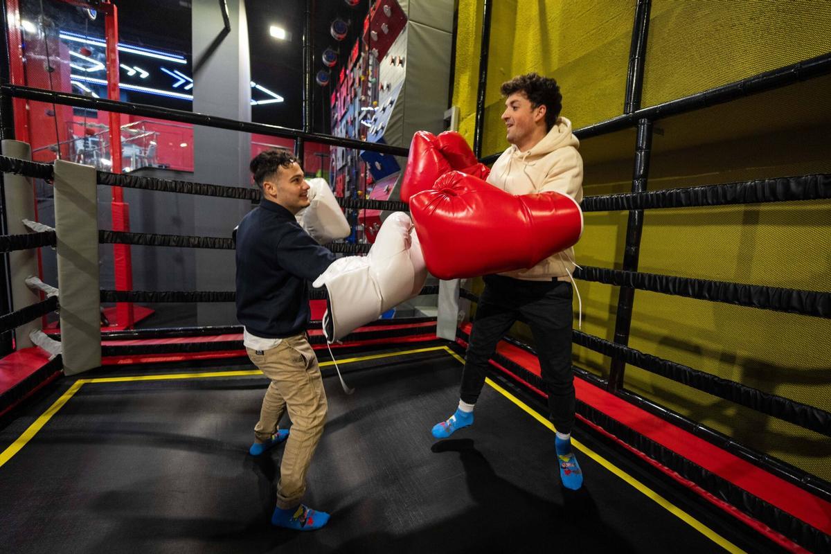 Badalona, 04/12/2025. Barceloneando. El nuevo Hijump Park, con sus toboganes gigantes y circuitos imposibles al estilo Super Mario, se ha convertido en el parque viral del momento en Badalona. Foto: Zowy Voeten / El Periódico.