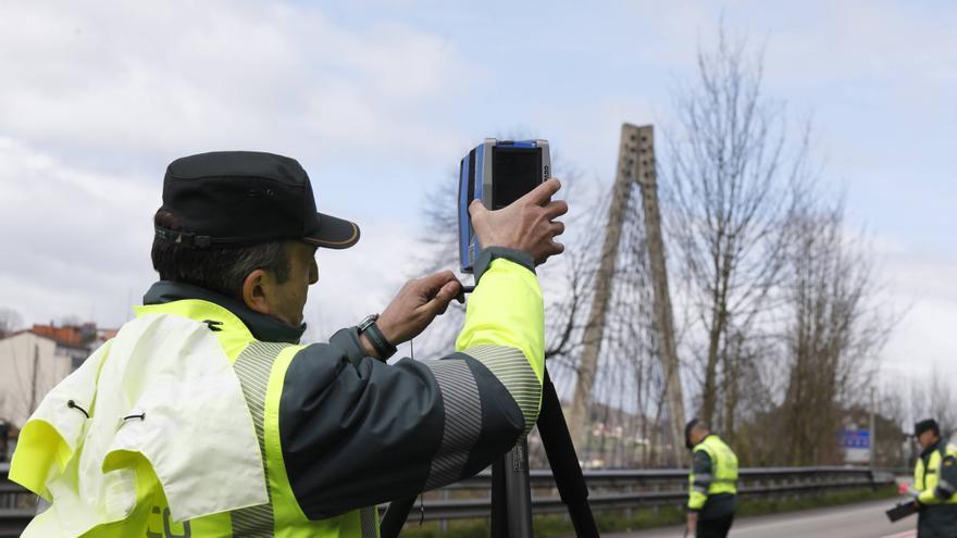 Especialistas de la Guardia Civil llegados desde Madrid reconstruyen el último accidente mortal del Corredor del Nalón