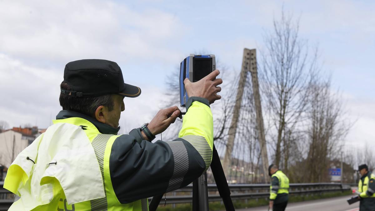 Especialistas de la Guardia Civil llegados desde Madrid reconstruyen el último accidente mortal del Corredor del Nalón