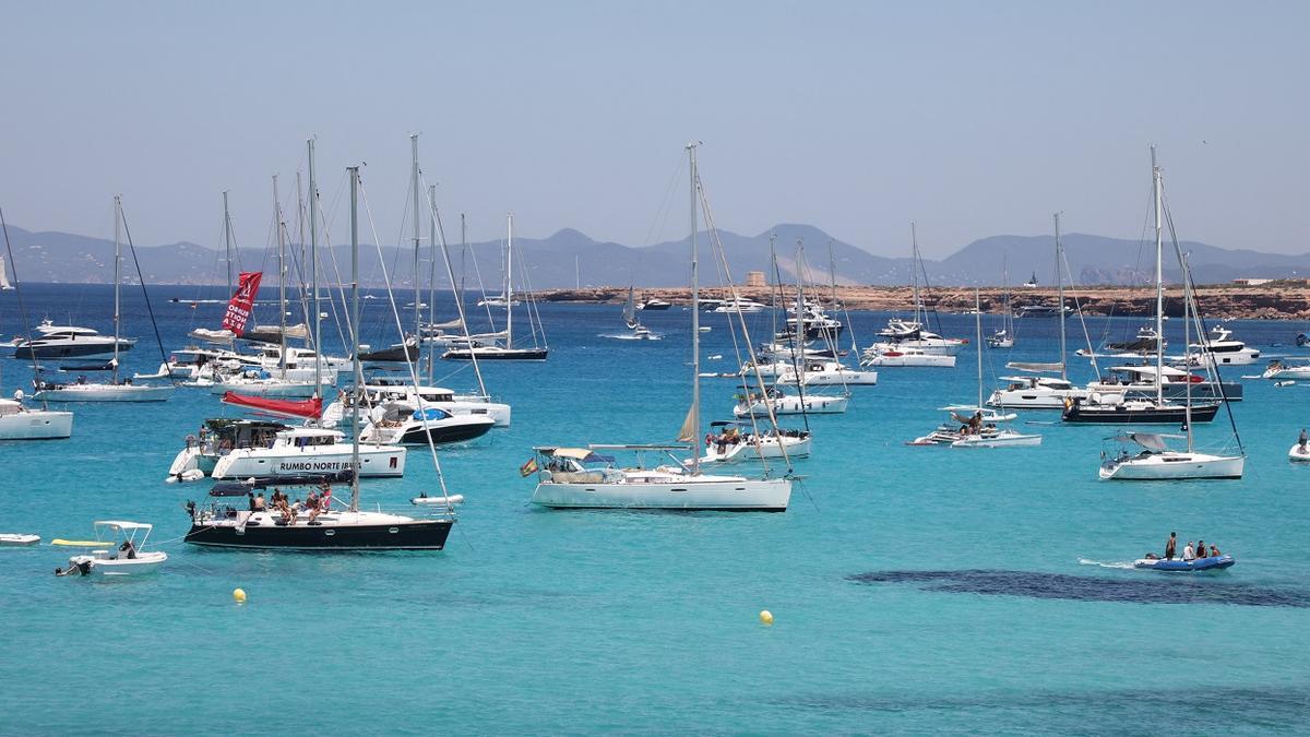 Aglomeración de yates en Cala Saona, una playa de Formentera