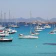 Aglomeración de yates en Cala Saona, una playa de Formentera