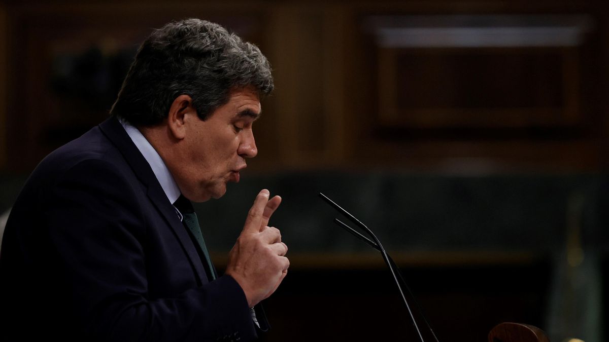 Minister José Luis Escrivá, in the gallery of Congress. Minister José Luis Escrivá, in the gallery of Congress.