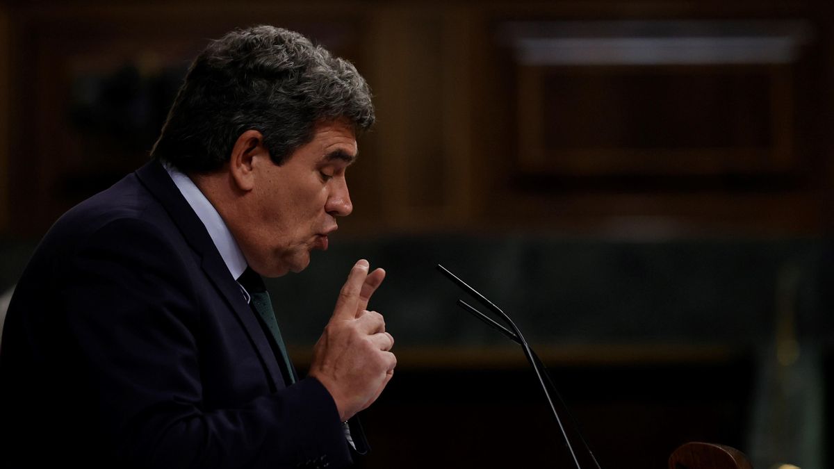 El ministro José Luis Escrivá, en la tribuna del Congreso.