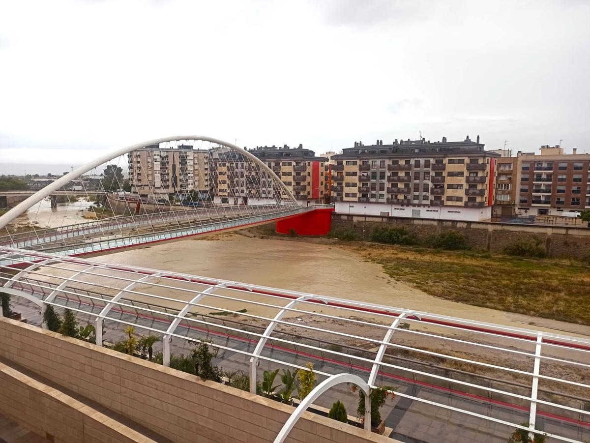 El cauce del Guadalentín a su paso por la trama urbana repleto de agua.