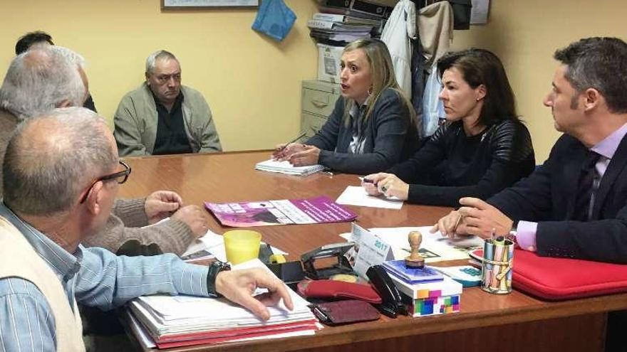 De dcha. a izq., Miguel Fidalgo, Marián García y Eleña Muñoz, en una reunión celebrada esta semana con colectivos de Teis. // FdV