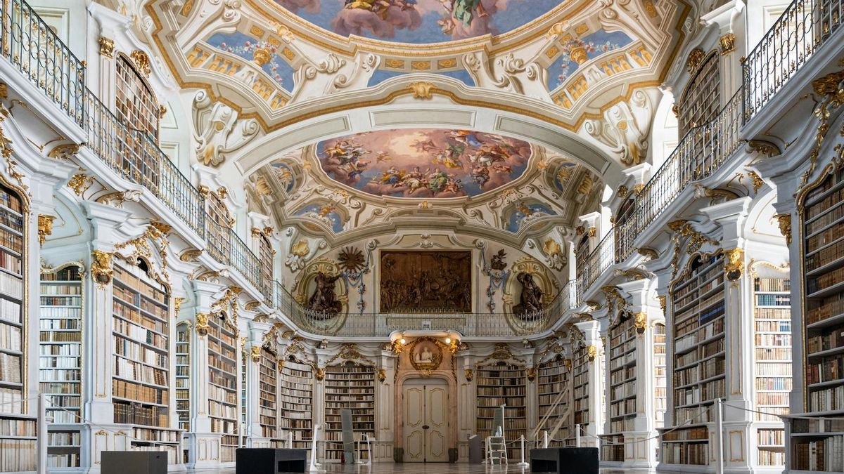 La biblioteca más grande del mundo es también la más bonita: tiene 200.000 volúmenes, arquitectura barroca y frescos en el techo