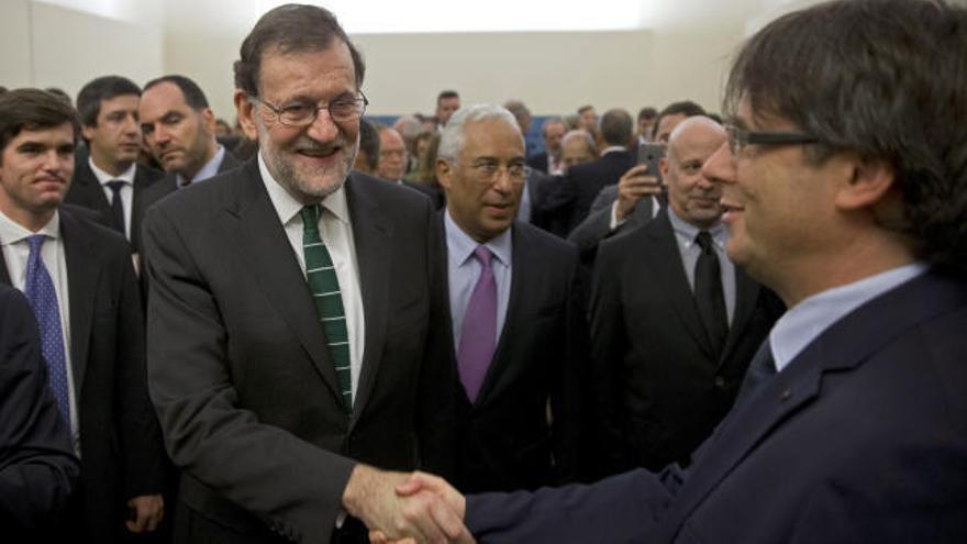 Cordial saludo entre Rajoy y Puigdemont en Oporto