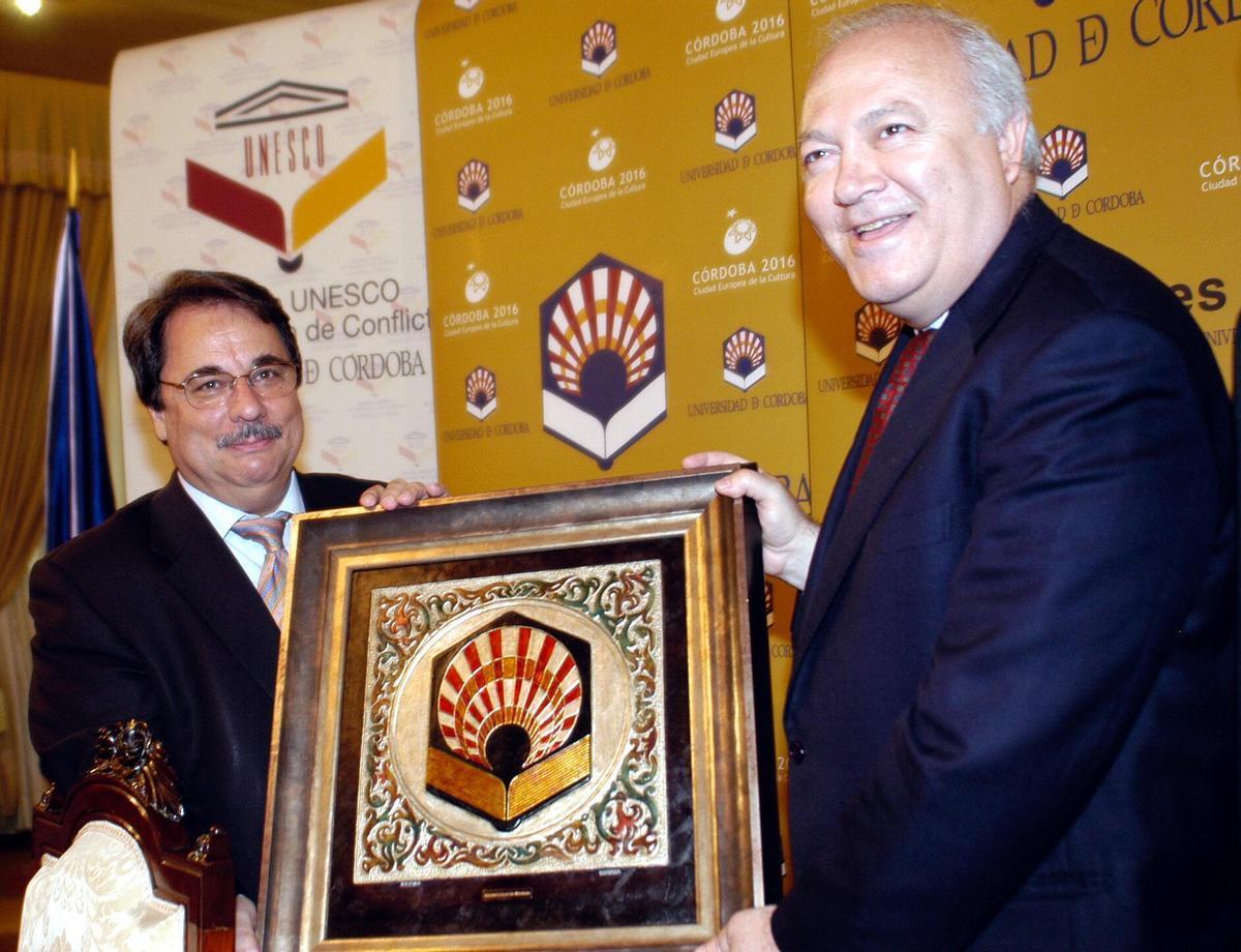 El exrector Eugenio Domínguez, con el exministro Miguel Ángel Moratinos.