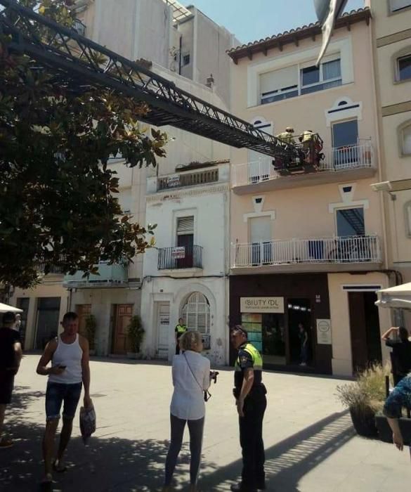 Rescaten un gos i un gat abandonats en un balcó a ple sol, a Blanes