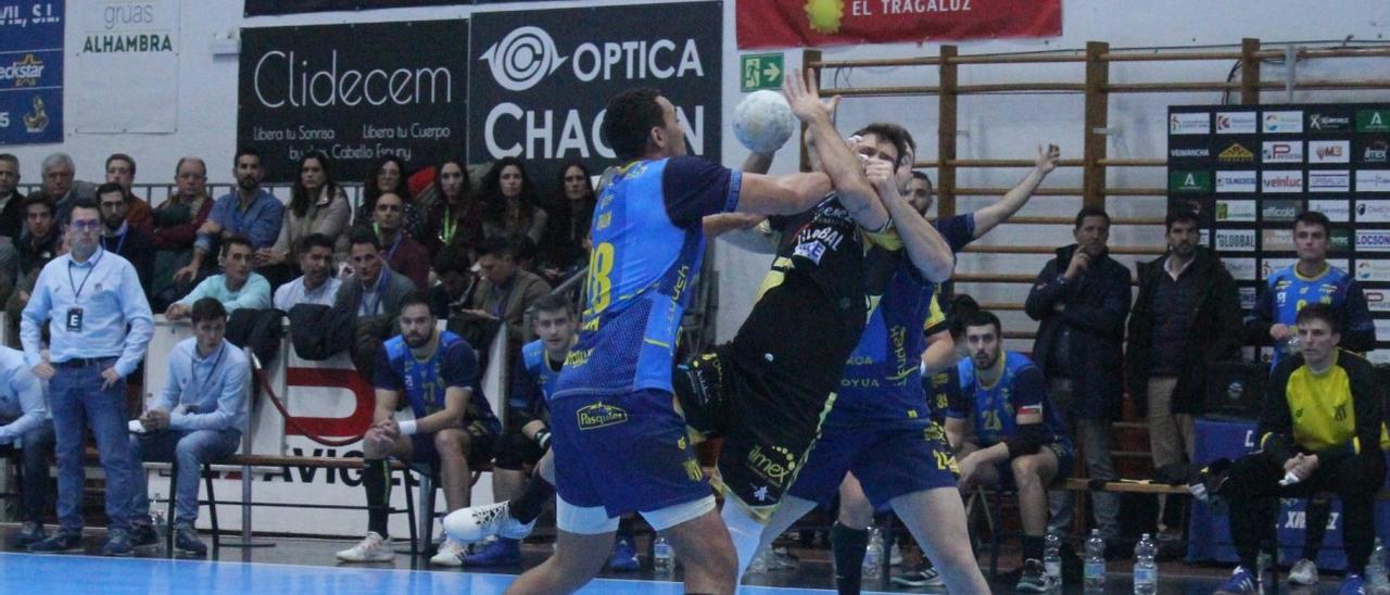 David Estepa recibe una dura acción defensiva durante un partido.