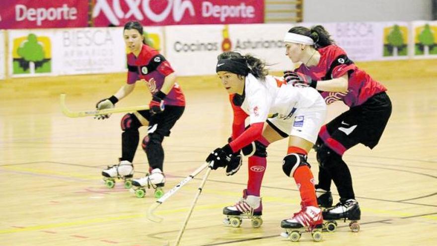 Una jugadora del Biesca protege la bola ante la defensa del San Cugat.