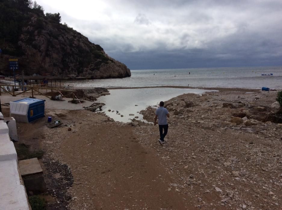 El estado, hoy, de la cala de la Granadella tras el paso del temporal.