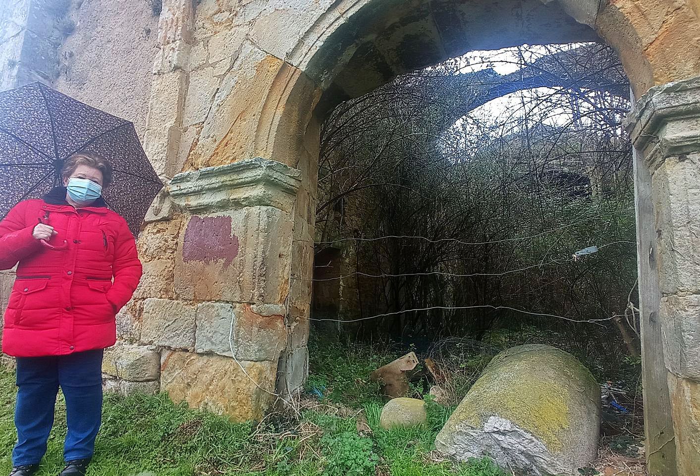 Pepi Sánchez, junto a la vegetación que crece en el interior del templo. 