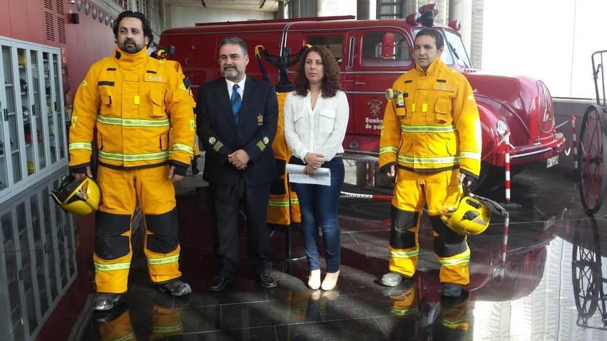 Manuel Nieto, Angélica Pastor y dos bomberos con los nuevos trajes.