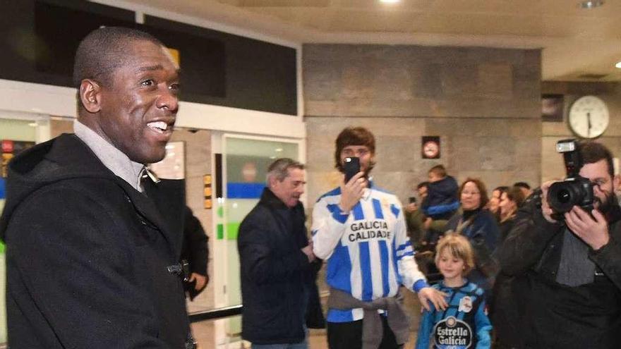 Clarence Seedorf, ayer, a su llegada al aeropuerto de Alvedro. // Víctor Echave