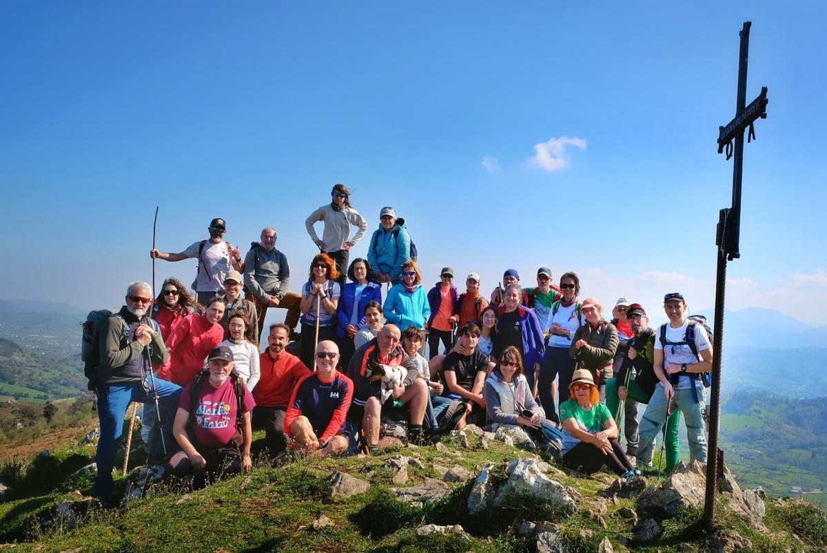 Los integrantes del Picu Fariu, tras hacer cumbre en la Peña Careses este domingo.