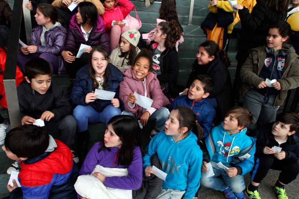 Estudiantes de diez colegios de Vigo y Chapela entrevistan a Chus Lago, Vlado Gudelj y Óscar Pereiro y presencian la transformación de su trabajo en una doble página del diario decano