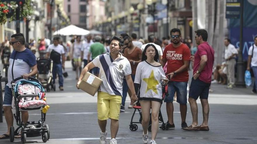 Apertura comercial del primer domingo de agosto en Triana