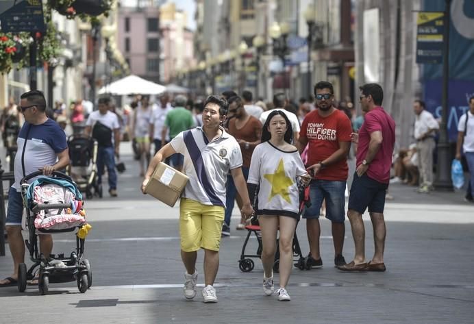 06/08/2017 LAS PALMAS DE GRAN CANARIA.  Apertura comercial primer Domingo de Agosto en Triana, con calor y calima. FOTO: J.PÉREZ CURBELO