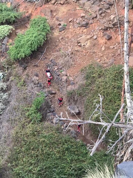 Extracción del cadáver por parte de bomberos.