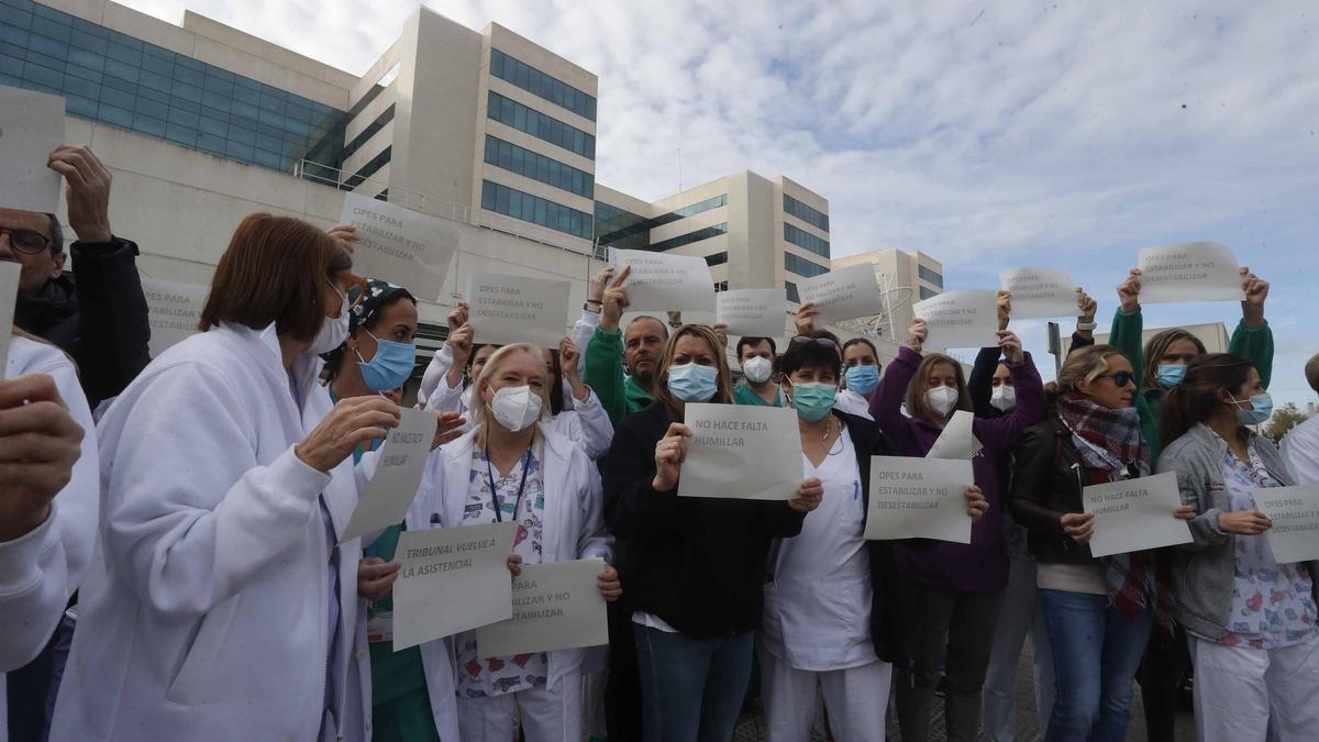 Imagen de archivo de una protesta del personal sanitario del hospital La Fe de València.