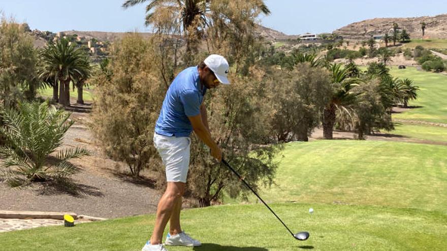 Óscar Sánchez ejecuta un golpe, ayer, en El Salobre Golf Old Course.