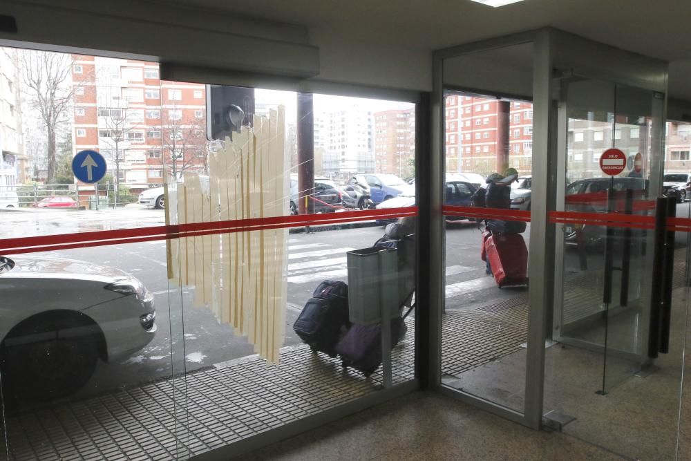 La lluvia se cuela en la estación de autobuses // Alba Villar