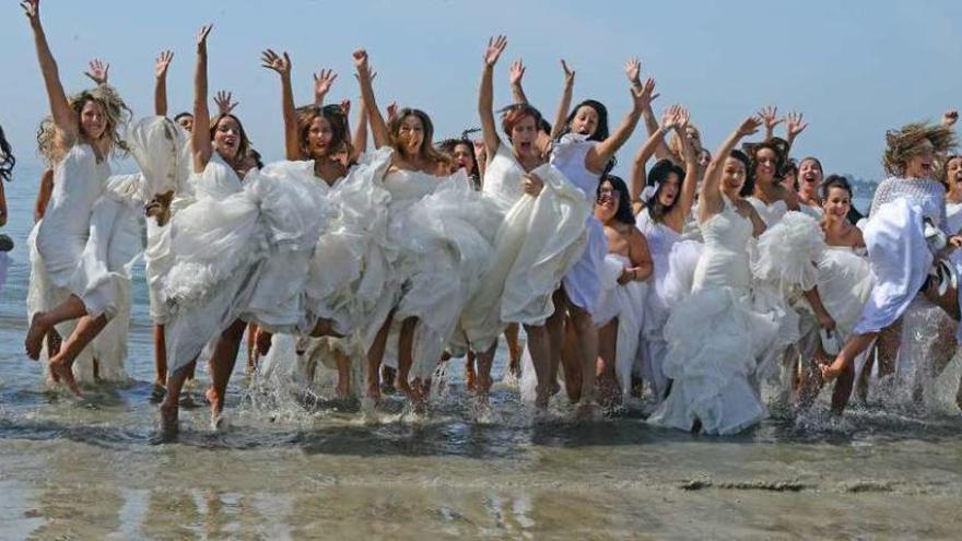 Las novias saliendo del agua en la playa del centro. // Gonzalo Núñez