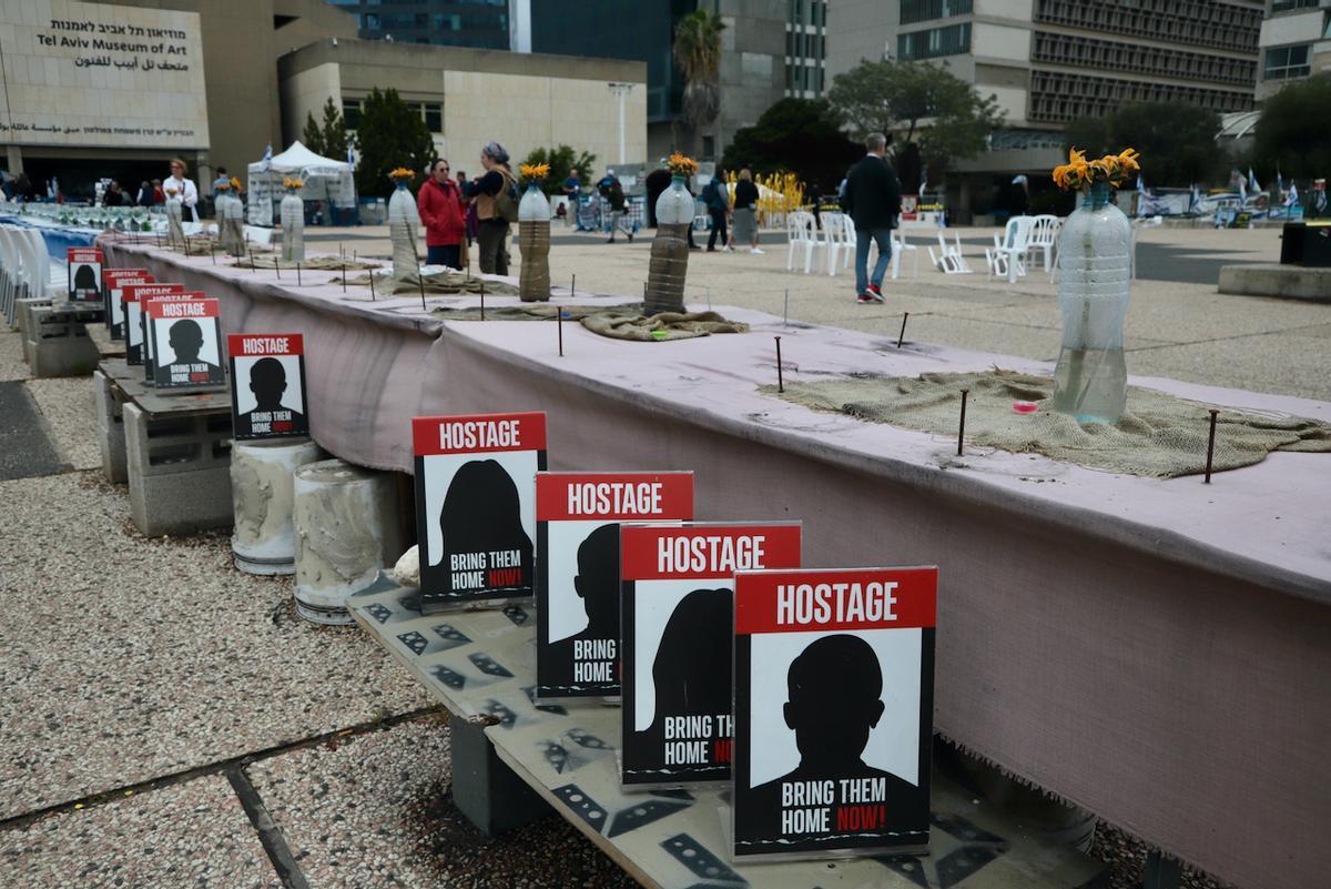 Una mesa para simbolizar las ausencias de los secuestrados, en la Plaza de los Rehenes de Tel Aviv.