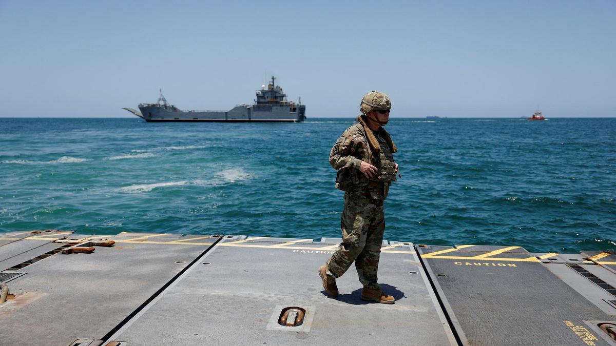 Un soldado de EEUU camina por el muelle temporal instalado para llevar ayuda humanitaria a Gaza.