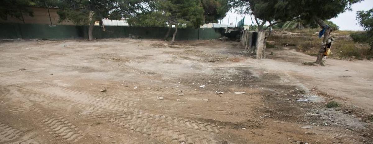 Estado que presenta el solar, ya sin el campamento, tras los trabajos de limpieza llevados a cabo.