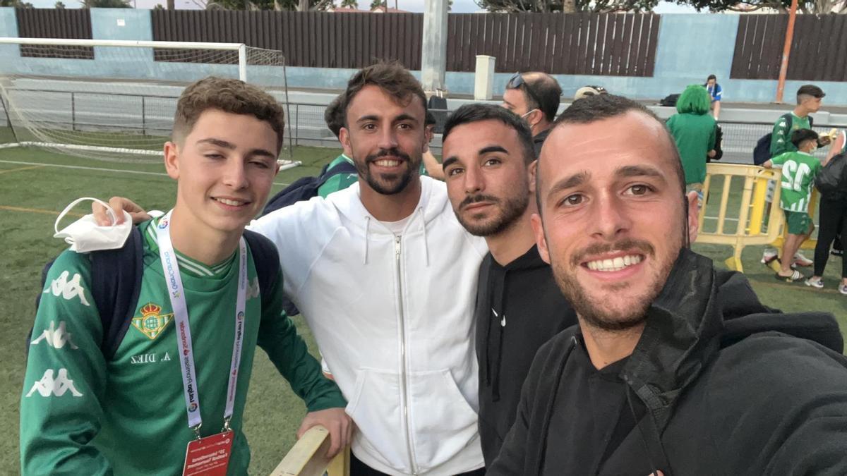 Álvaro (izquierda), con su hermano Ale (derecha) y otros jugadores de Las Palmas, entre ellos el extremeño Rober.