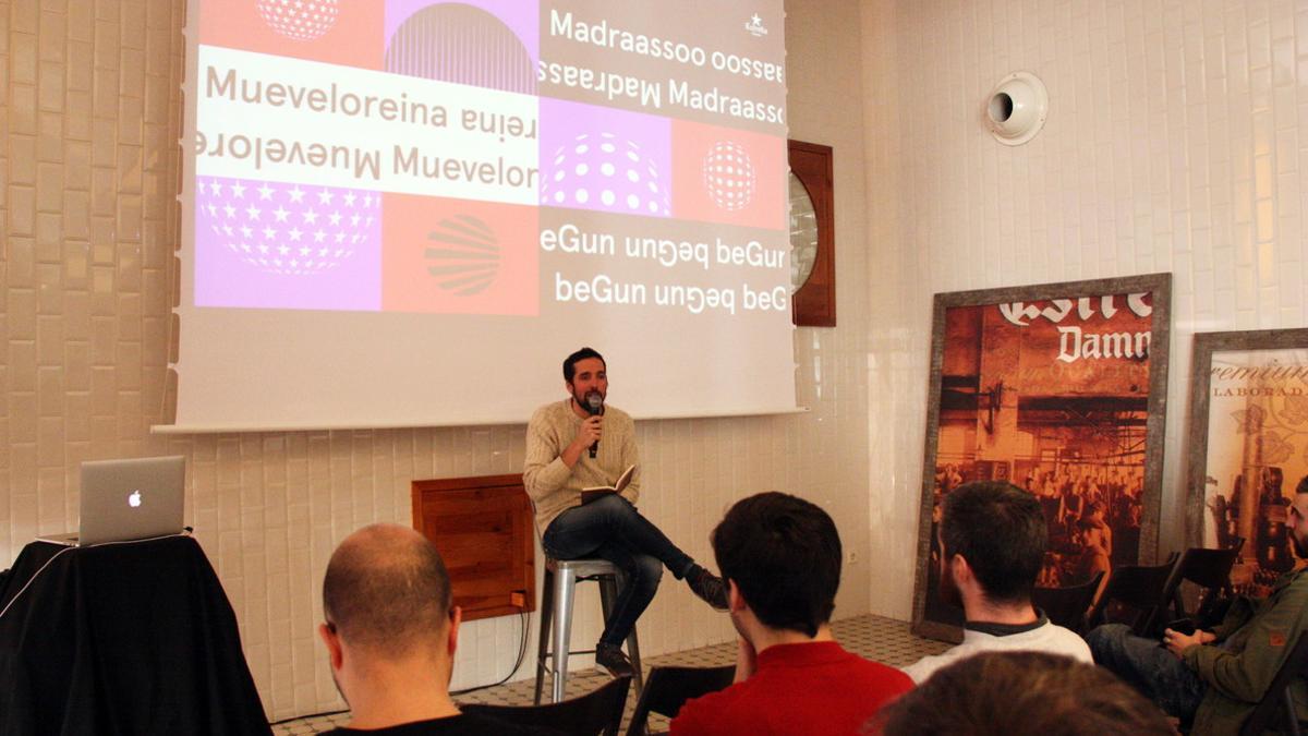 El director del Festival Embassa't, Arnau Solsona, durante la presentación del cartel de la 10ª edición.