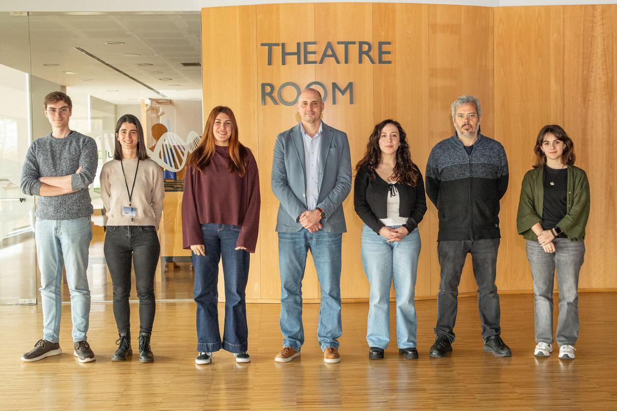 El profesor José Tubío, en el centro, con Sonia Zumalave a su izquierda y miembros de su grupo en el Cimus de la Universidade de Santiago.