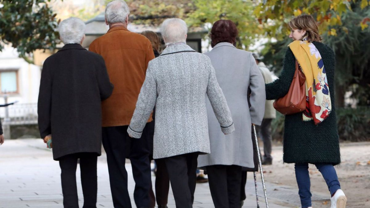 Pensionistas en una calle de Santiago.