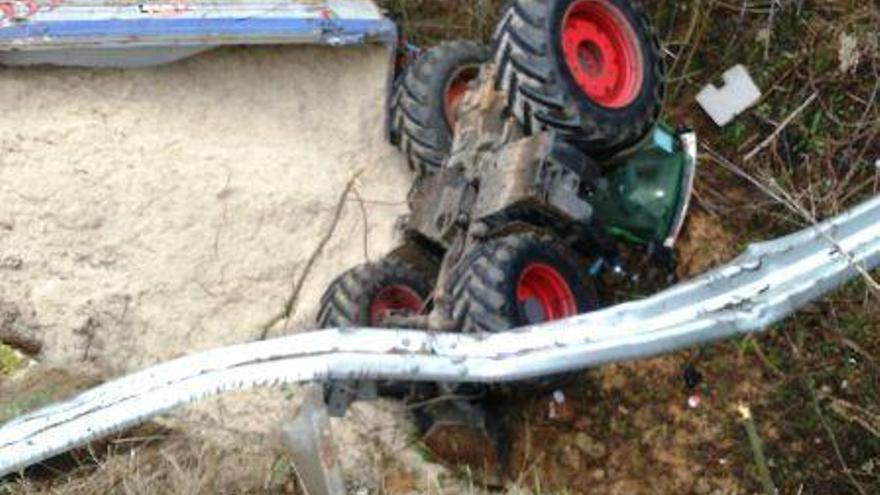 Un agricultor resulta ileso tras sufrir un accidente con el tractor