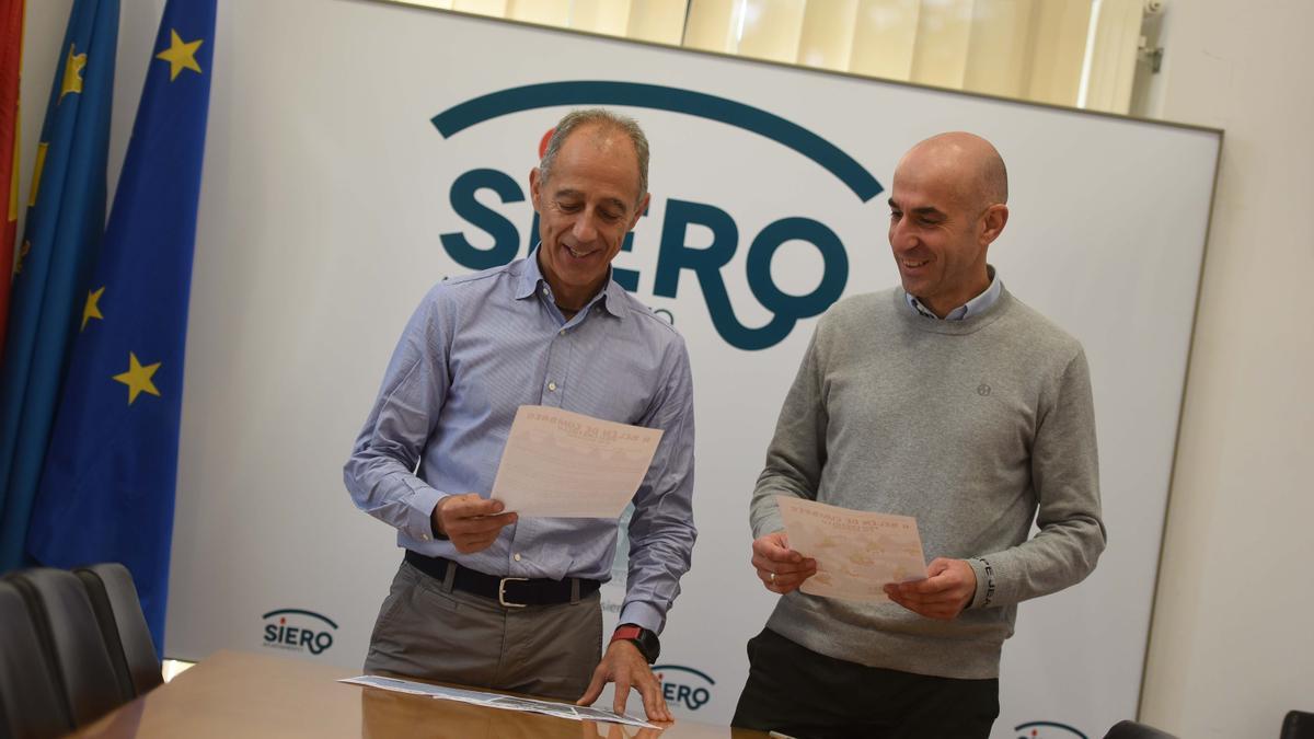 Por la izquierda, el edil de Deportes, Jesús Abad, y el director del Patronato Deportivo de Siero, Virginio Ramírez, en la presentación