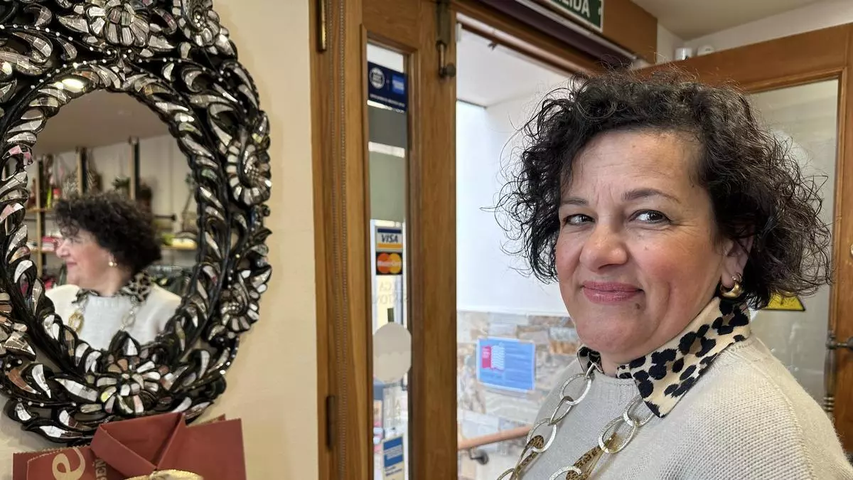 "Me hice persona aquí": La luarquesa Isabel Menéndez celebra 30 años al frente de su negocio