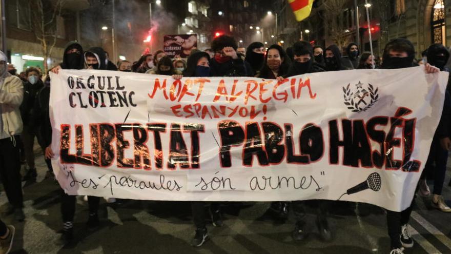 Una de les pancartes de la manifestació contra la detenció de Hasel a Barcelona