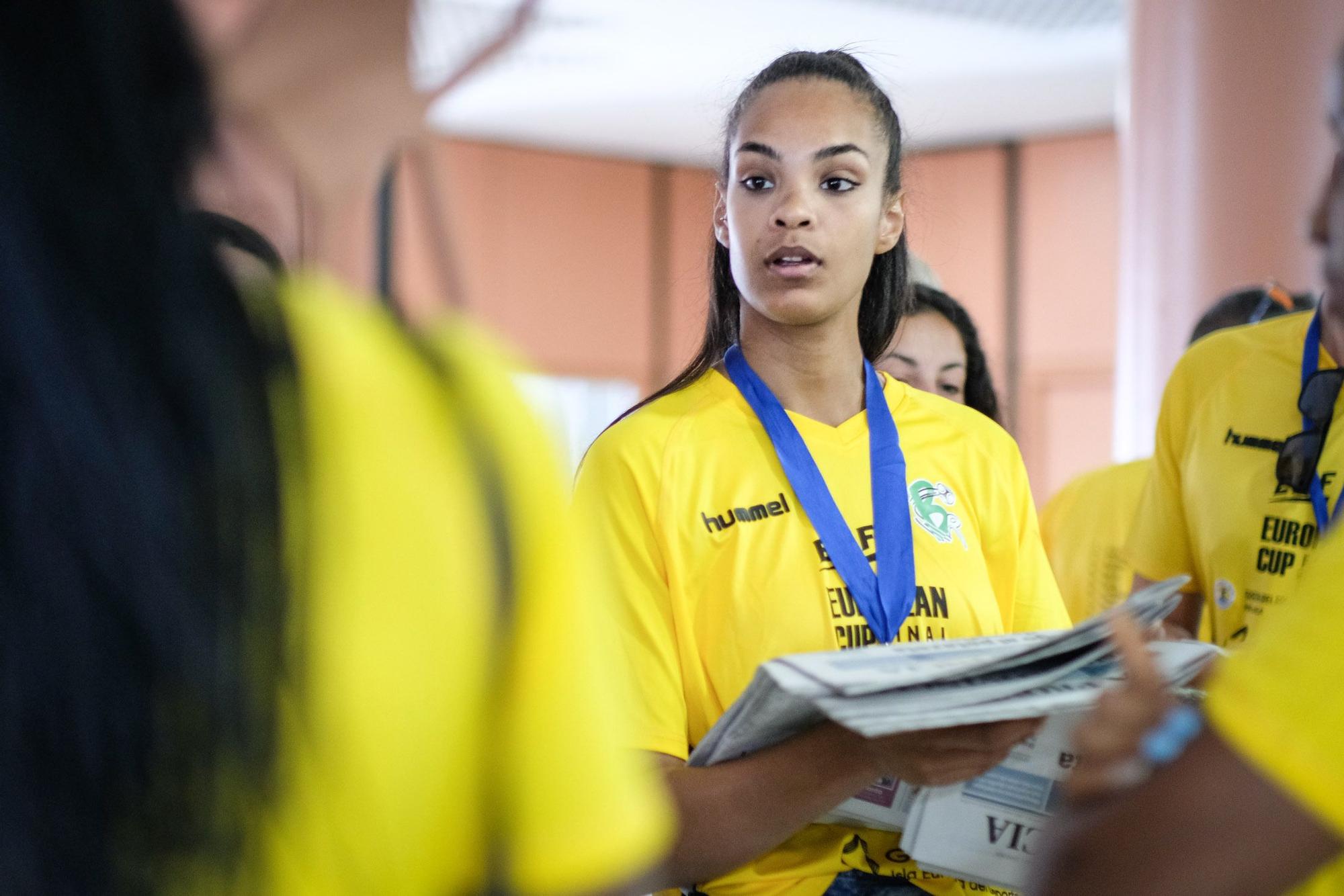 El Rocasa visita LA PROVINCIA con su tercer trofeo de campeón europeo de balonmano femenino