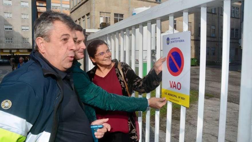 Instalación ayer de la primera placa reglamentaria en el Hospital. // R. Vázquez