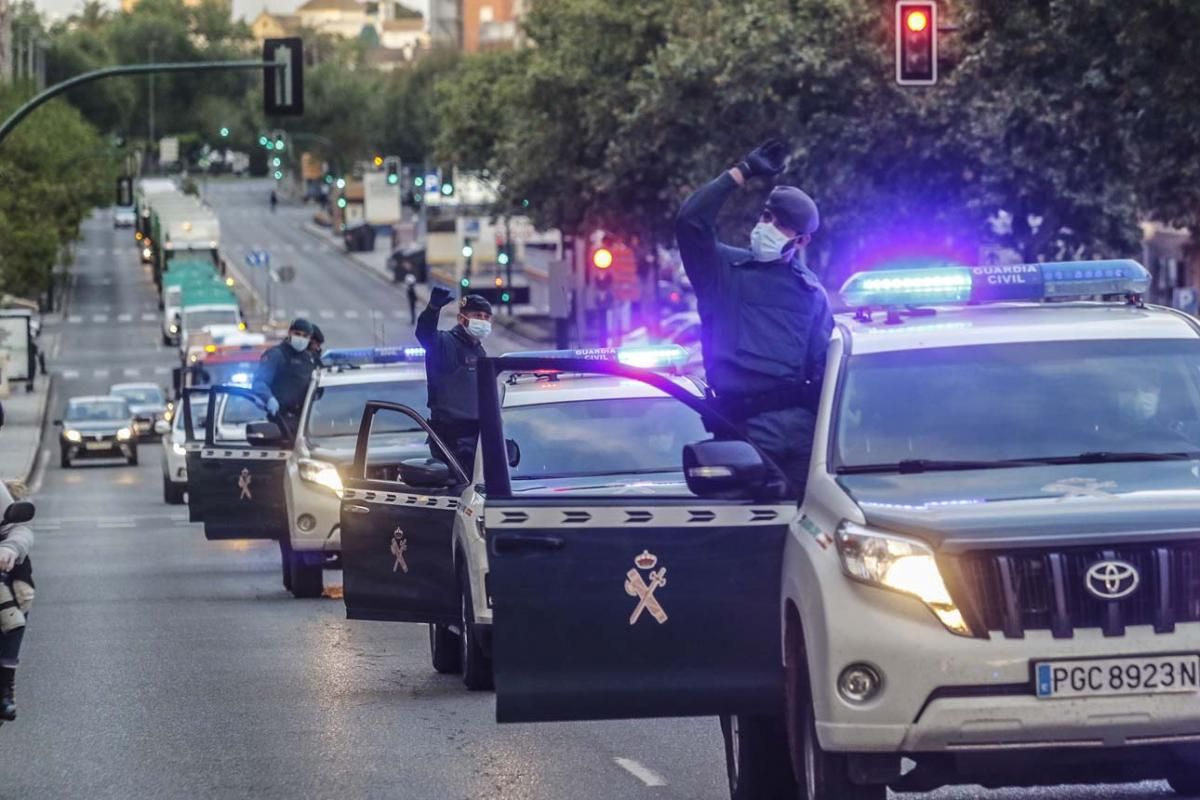 Caravana de servicios municipales y fuerzas de seguridad homenajean a los sanitarios cordobeses